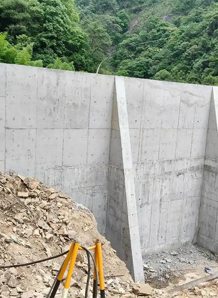 保定南区重力式挡土墙